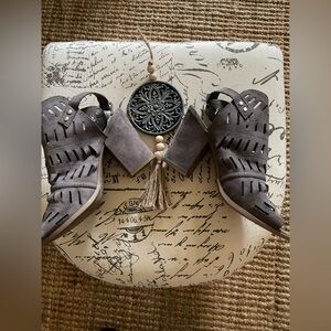 Grey open toed sandal with buckle back strap. Sz 10